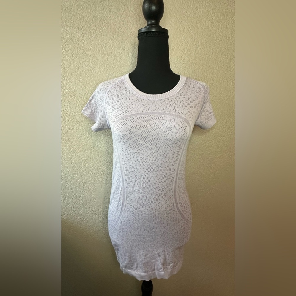 LULULEMON LIGHT PURPLE TOP SIZE 6